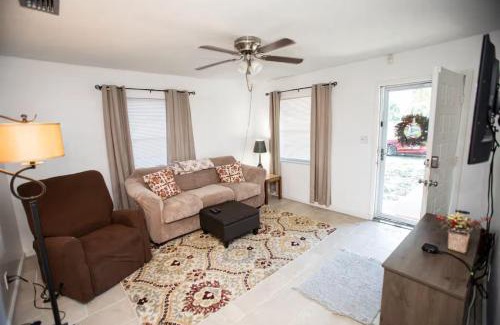 Tampa Heights Casa | Game Night Retreat Cozy Bungalow Fire Pit