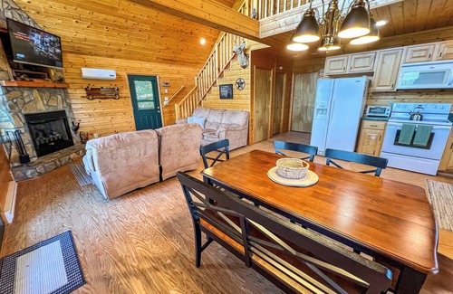 Piney Creek Cabina | Game Nights Are Back - Smart TV, Games, & Cozy Spaces to Gather @ Logged Out