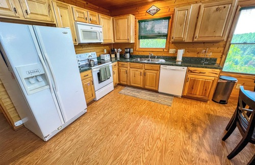 Piney Creek Cabina | Game Nights Are Back - Smart TV, Games, & Cozy Spaces to Gather @ Logged Out