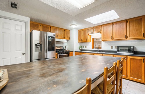 Odessa Casa | Game Room - 6 Beds - Pet Friendly - Large Kitchen - BBQ