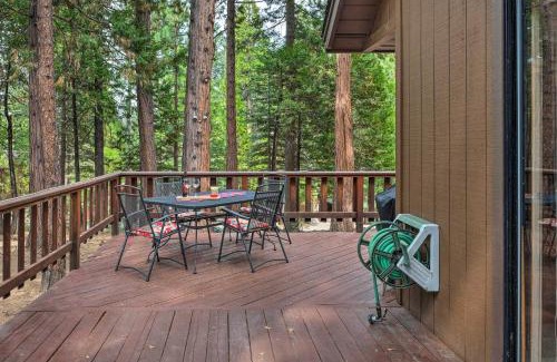 Arnold Casa | Game Room and Deck Pet-Friendly Camp Connell Cabin