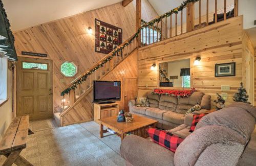 Arnold Casa | Game Room and Deck Pet-Friendly Camp Connell Cabin