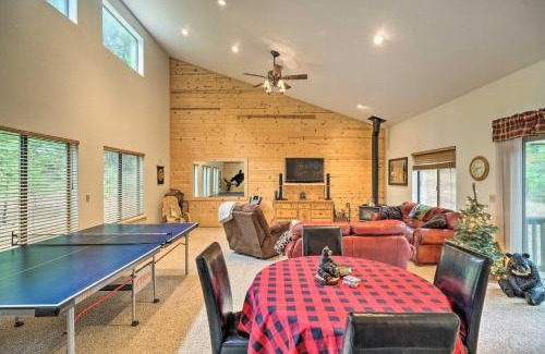 Arnold Casa | Game Room and Deck Pet-Friendly Camp Connell Cabin