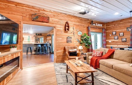 Cub Run Casa | Game Room, Bar & Hot Tub: Perfect Group Getaway