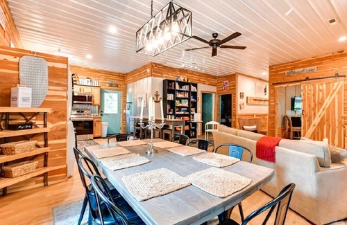 Cub Run Casa | Game Room, Bar & Hot Tub: Perfect Group Getaway