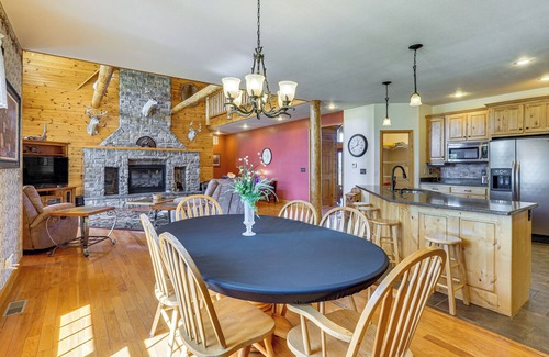 Climax Springs Cabina | Game Room, Deck & Yard: Lake of the Ozarks Retreat