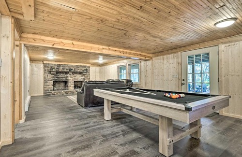 Lake Harmony Estates Casa | Game Room, Fire Pit and Deck Spacious Poconos Home!