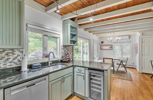 East Haven  Rutland County Casa | Game Room + Hot Tub - 7BR updated home
