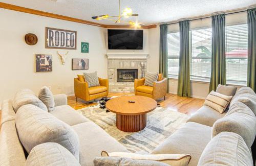 South Arlington Casa | Game Room, Hot Tub and Pool! Grand Prairie Getaway