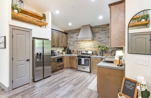 Mono Vista Casa | Game Room & Patio: Picturesque Home in Sonora