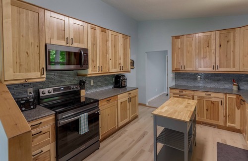 Garrison Casa | Game Room! Sleeps 13- Newly Remodeled- Sports Channels & More- Great Fishing!