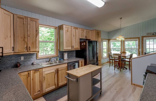 Garrison Casa | Game Room! Sleeps 13- Newly Remodeled- Sports Channels & More- Great Fishing!