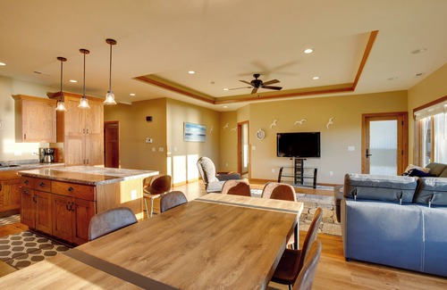 Lake Park Casa | Game Room + Views: Family Retreat on Silver Lake