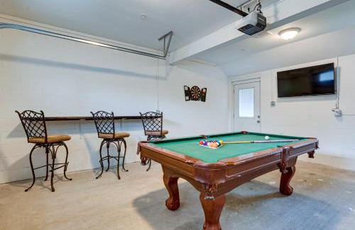 Central Business District Apartamento | Game Room with Pool Table! Downtown Mobile Condo