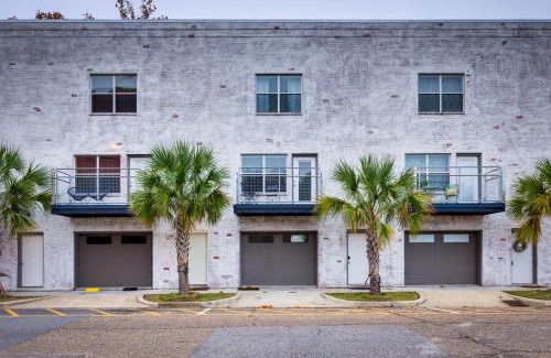 Central Business District Apartamento | Game Room with Pool Table! Downtown Mobile Condo
