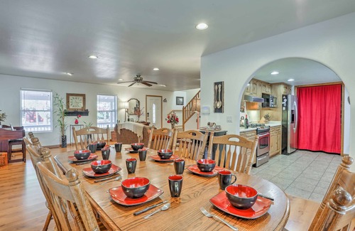 Pinetop-Lakeside Casa | Lakeside Home w / Sala de juegos, patio, terraza y chimenea!