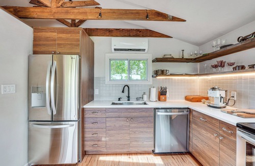 Lincoln Park Casa | Game Room & Yard: Mid-Century Modern Kingston Home