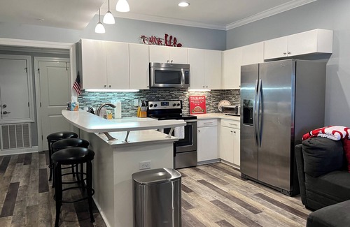 Tuscaloosa Condominio | Gameday condo - easy walk to Bryant Denny Stadium, Campus and The Strip