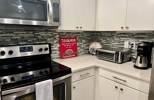 Tuscaloosa Condominio | Gameday condo - easy walk to Bryant Denny Stadium, Campus and The Strip
