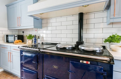 Bryngwran Cabaña | Gamekeeper's - a hot tub that sleeps 4 guests in 2 bedrooms