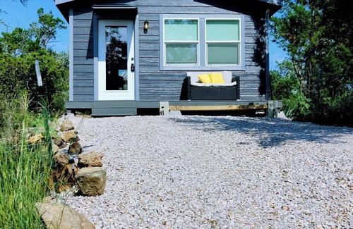 Burnet Cabina | Gamer's Off-Grid & Secluded Getaway, Pets ALLOWED