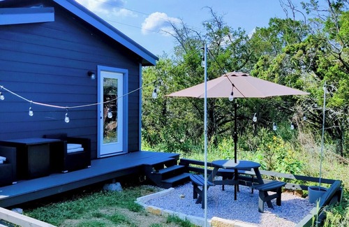 Burnet Cabina | Gamer's Off-Grid & Secluded Getaway, Pets ALLOWED