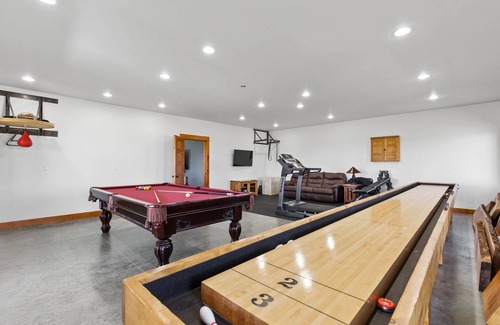 Amsterdam Otro | Gameroom, Sauna, Cold Plunge, B-ball, Pizza Oven, & Campfire.