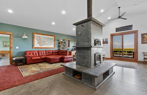 Amsterdam Otro | Gameroom, Sauna, Cold Plunge, B-ball, Pizza Oven, & Campfire.