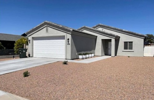 Kingman Casa | Garage access!