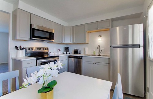 North Canton Apartamento | Garage | Contemporary + Spacious | Two Bedroom