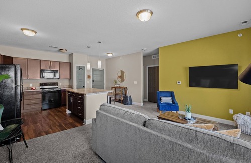 West Des Moines Apartamento | Garage Included | King Bed | First Floor | Gym