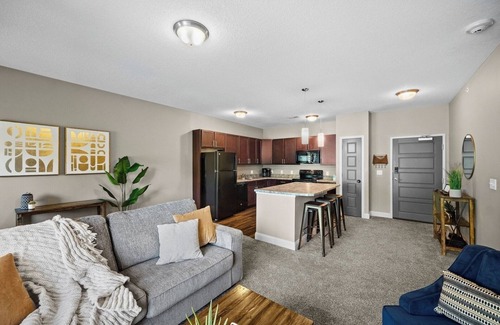 West Des Moines Apartamento | Garage Included | King Bed | First Floor | Gym