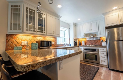 Mission Beach Cabaña | Garage Parking, AC, Kid Friendly, 45 seconds from the beach!