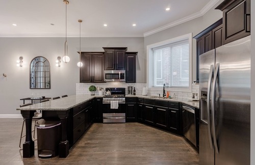 Tri-Taylor Condominio | GARAGE PARKING! Stay in, Walk to Great Local Spots, Grab the CTA, or Hop on I-290 - the Perfect Location for All Your Adventures by AllSet Turnover