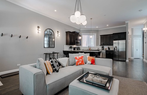 Tri-Taylor Condominio | GARAGE PARKING! Stay in, Walk to Great Local Spots, Grab the CTA, or Hop on I-290 - the Perfect Location for All Your Adventures by AllSet Turnover