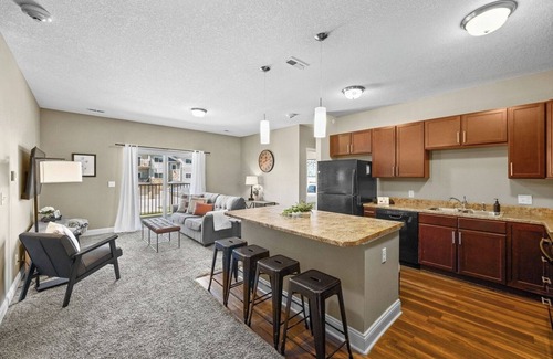 West Des Moines Apartamento | Garage Parking | Balcony | Onsite Gym & Tanning