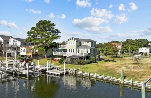 Colington Harbour Casa | Garber Harbor in Colington Harbor Waterfront Canal Hot Tub Jimmy Buffett Bar