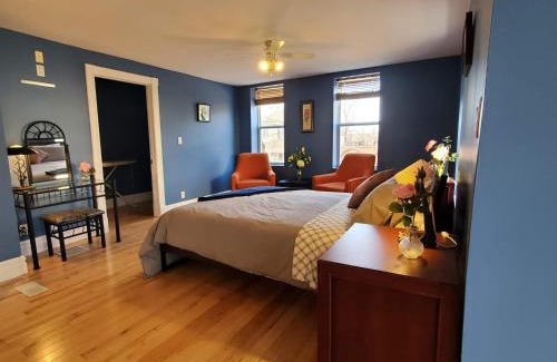 Downtown Niagara Falls Casa | Garden 2 Storey House
