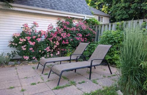 Downtown Niagara Falls Casa | Garden 2 Storey House
