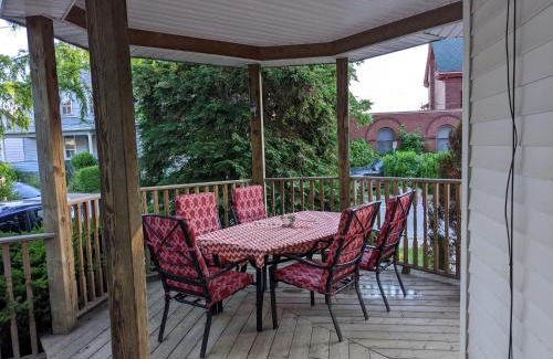 Downtown Niagara Falls Casa | Garden 2 Storey House