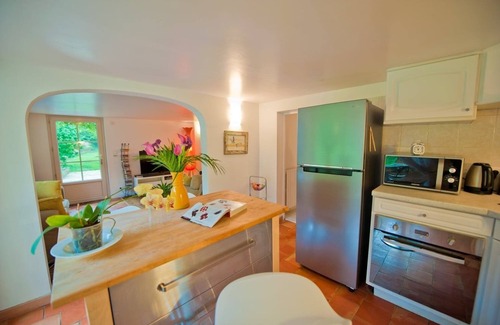 Sauveterre-la-Lemance Apartamento | Apartamento con jardín privado y piscina