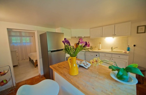 Sauveterre-la-Lemance Apartamento | Apartamento con jardín privado y piscina