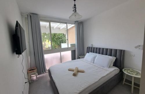 Caesarea Apartamento | Garden apartment in Neot Golf, with sea view