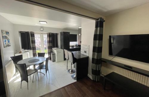 Pinkwell Apartamento | Garden Apartment nr Heathrow Airport & Elizabeth Line Train Station with Parking for 2 cars
