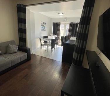 Pinkwell Apartamento | Garden Apartment nr Heathrow Airport & Elizabeth Line Train Station with Parking for 2 cars