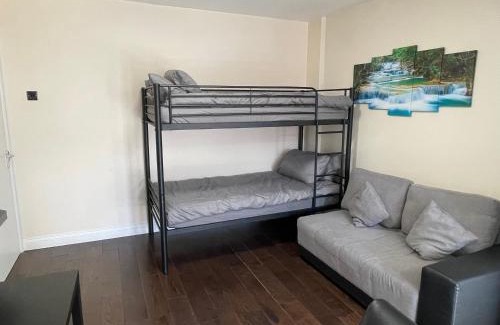 Pinkwell Apartamento | Garden Apartment nr Heathrow Airport & Elizabeth Line Train Station with Parking for 2 cars