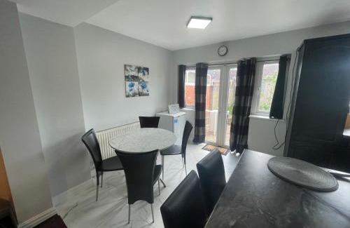 Pinkwell Apartamento | Garden Apartment nr Heathrow Airport & Elizabeth Line Train Station with Parking for 2 cars