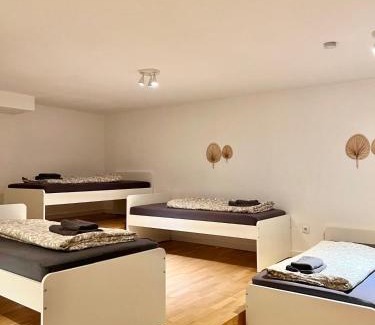 Wiener Neudorf Apartamento | Garden Apartment with 5 Separate Beds