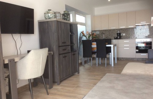 La Asomada Apartamento | Garden apartment with jacuzzi and sea views