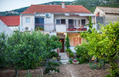Komiza Apartamento | Garden Apartments